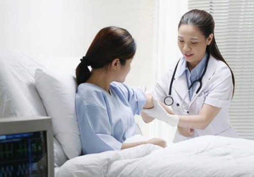 为什么女生的内裤里总是有一层“黄黄”的分泌物？正常吗？